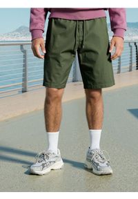 Sinsay - Szorty jogger - khaki. Kolor: brązowy