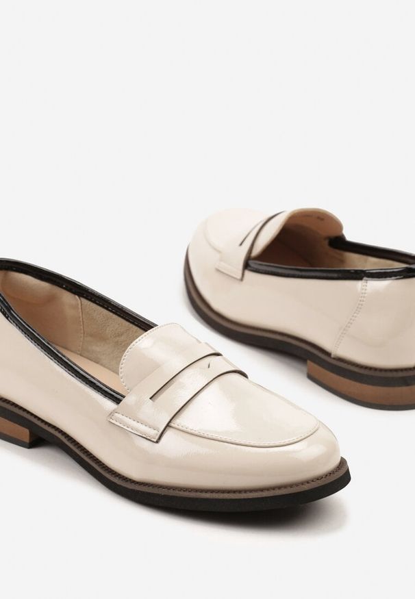 Renee - Beżowe Skórzane Mokasyny Lakierowane z Tłoczeniem Meradira. Okazja: na co dzień. Kolor: beżowy. Materiał: lakier, skóra. Styl: elegancki, casual