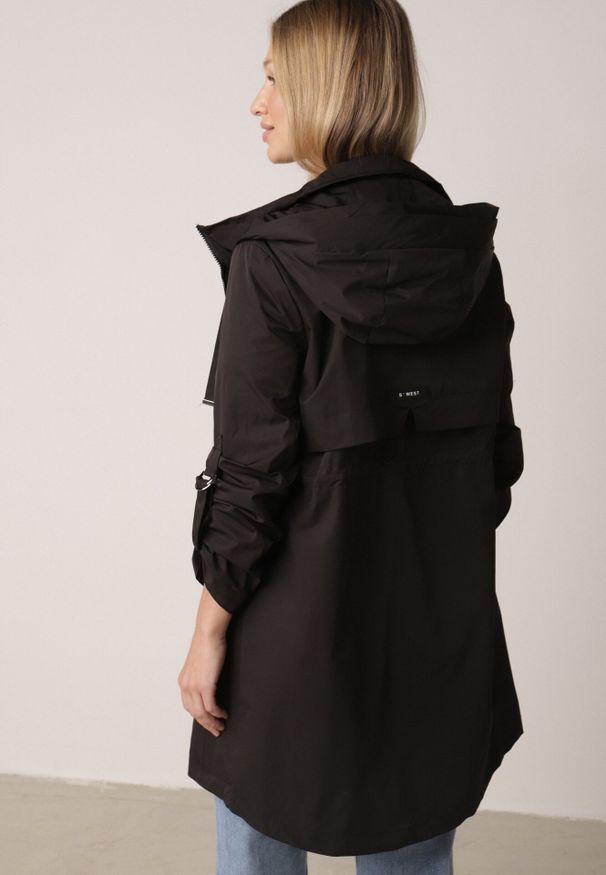 Born2be - Czarna Kurtka w Stylu Parki z Odpinanym Kapturem i Sznurkami Enang. Okazja: na spacer. Kolor: czarny. Materiał: prążkowany, jeans