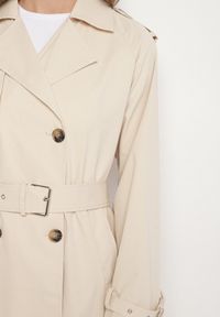 Born2be - Jasnobeżowy Płaszcz Dwurzędowy Trencz Ozdobiony Paskiem i Pagonami Malwissa. Okazja: na co dzień. Kolor: beżowy. Materiał: jeans. Wzór: aplikacja. Sezon: wiosna, jesień. Styl: casual, elegancki #4