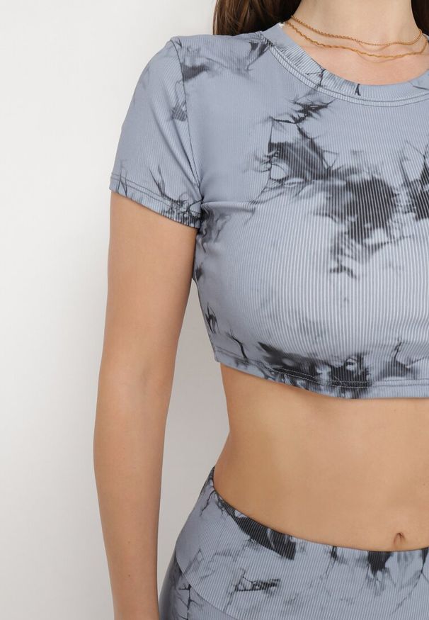 Born2be - Szary Komplet Sportowy z Wzorem Tie-Dye Top z Krótkimi Rękawami i Leggisy Larvena. Kolor: szary
