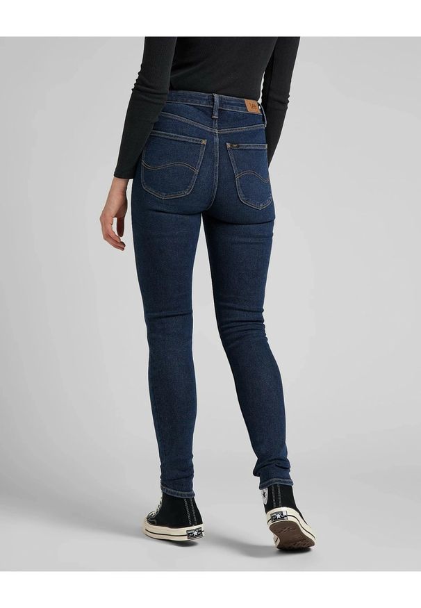 Lee - LEE IVY DAMSKIE SPODNIE JEANSOWE WORN WILLOW L32ETVVA 112143844. Stan: podwyższony. Długość: długie. Wzór: aplikacja. Styl: retro, vintage