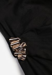 Renee - Czarna Marszczona Asymetryczna Bluzka z Bawełny z Ozdobą 3D Thellike. Okazja: na imprezę. Kolor: czarny. Materiał: bawełna. Wzór: aplikacja #7