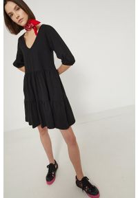 medicine - Medicine sukienka bawełniana kolor czarny mini rozkloszowana. Kolor: czarny. Materiał: bawełna. Długość rękawa: krótki rękaw. Wzór: gładki. Typ sukienki: rozkloszowane. Długość: mini #2