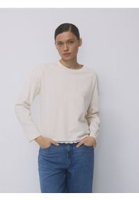 Reserved - Bawełniany longsleeve z koronką - kremowy. Kolor: kremowy. Materiał: bawełna, koronka. Długość rękawa: długi rękaw. Wzór: koronka #1
