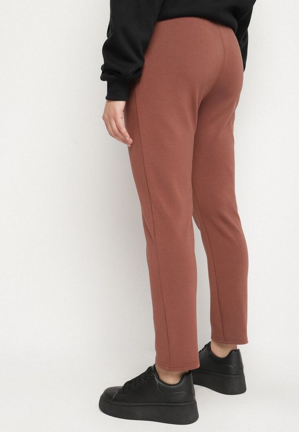 Born2be - Ciemnobrązowe Spodnie Dresowe z Ozdobą z Boku Rialane. Okazja: na co dzień. Kolekcja: plus size. Kolor: brązowy. Materiał: dresówka. Wzór: aplikacja. Styl: casual, elegancki