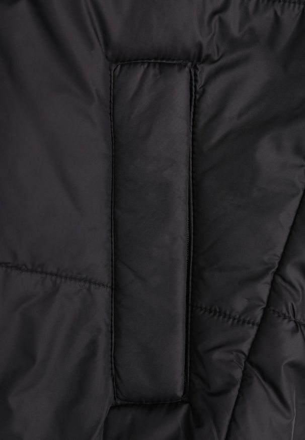 Born2be - Czarna Pikowana Kurtka z Kapturem i Lekkim Ociepleniem Ninirila. Okazja: na spacer. Typ kołnierza: kaptur. Kolor: czarny. Materiał: jeans. Długość: krótkie. Styl: klasyczny, elegancki