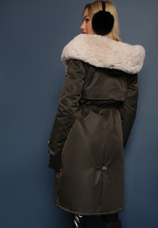 Renee - Ciemnozielona Długa Kurtka Parka Nylonowa Płaszcz z Futrzanymi Wstawkami Rinale. Kolor: zielony. Materiał: nylon, futro. Długość: długie