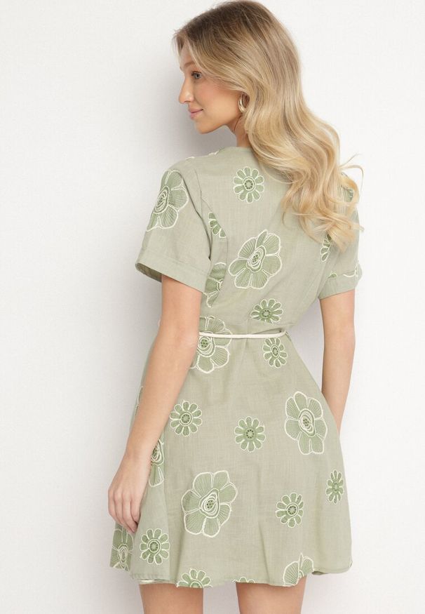 Born2be - Jasnozielona Sukienka w Stylu Boho w Haftowane Kwiaty ze Sznurkiem Evionis. Okazja: na co dzień. Typ kołnierza: dekolt w serek. Kolor: zielony. Wzór: kwiaty, haft. Styl: boho