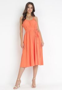 Born2be - Pomarańczowa Plisowana Sukienka Midi ze Sznurkiem w Talii Eidas. Kolor: pomarańczowy. Materiał: materiał, tkanina. Długość rękawa: na ramiączkach. Sezon: lato. Długość: midi #1