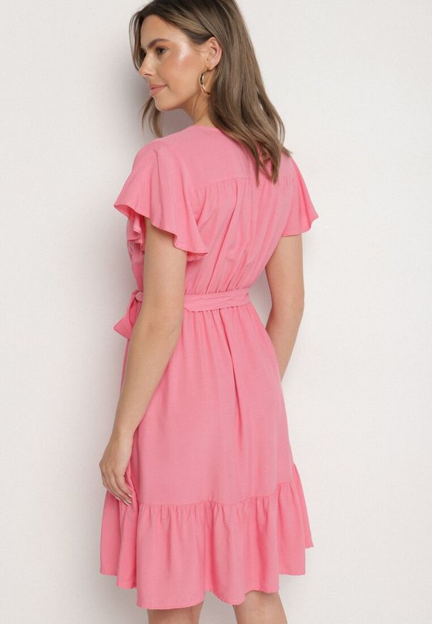 Born2be - Różowa Wiskozowa Sukienka z Kopertowym Dekoltem i Paskiem Aurenelle. Okazja: na co dzień. Typ kołnierza: dekolt kopertowy. Kolor: różowy. Materiał: wiskoza. Długość rękawa: krótki rękaw. Sezon: wiosna, lato. Typ sukienki: kopertowe. Styl: casual