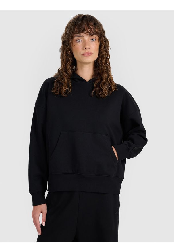 4f - 4F Bluza dresowa nierozpinana z kapturem damska - czarna XL. Okazja: na co dzień. Typ kołnierza: kaptur. Kolor: czarny. Materiał: dresówka. Wzór: gładki, ze splotem. Styl: casual, klasyczny, sportowy