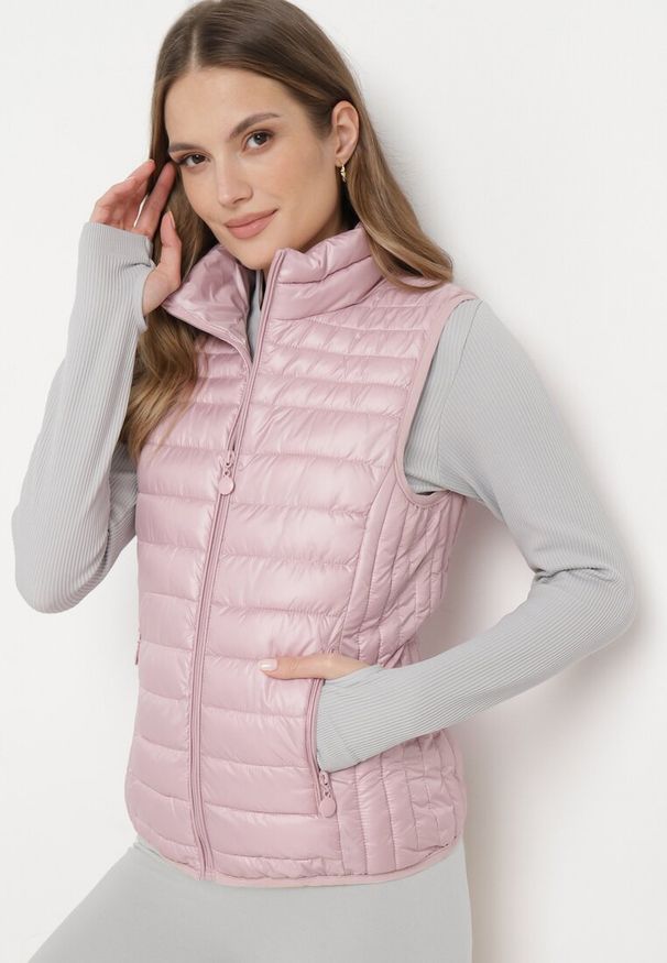 Born2be - Różowa Kamizelka Pikowana z Kieszonkami i Wysokim Kołnierzem Kendiana. Kolor: różowy