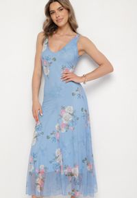 Born2be - Niebieska Siateczkowa Sukienka z Kwiatowym Motywem Milanessa. Okazja: na co dzień. Kolor: niebieski. Materiał: jeans. Wzór: kwiaty. Typ sukienki: proste. Styl: elegancki, casual