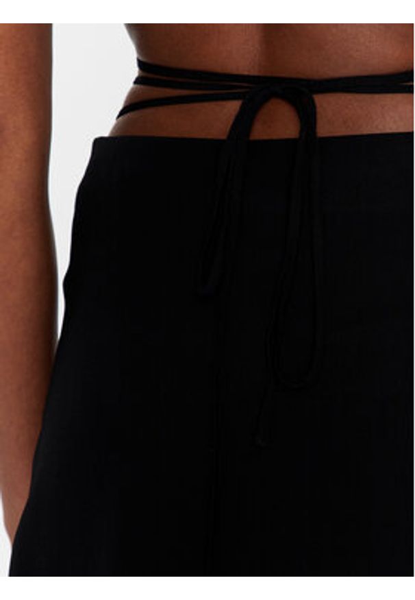 Calvin Klein Jeans Spódnica mini J20J220796 Czarny Regular Fit. Kolor: czarny. Materiał: wiskoza