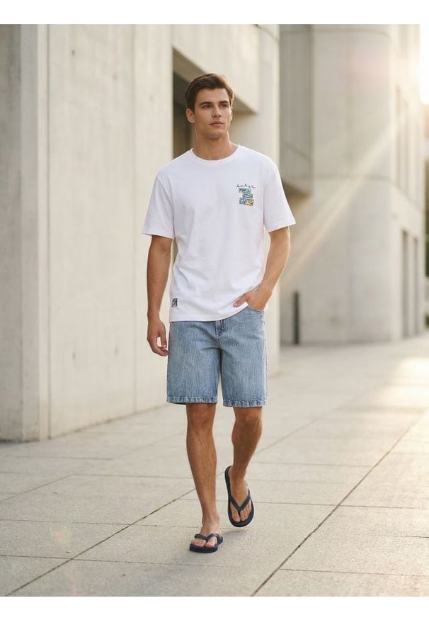 Sinsay - Szorty jeansowe z efektem sprania - niebieski. Kolor: niebieski