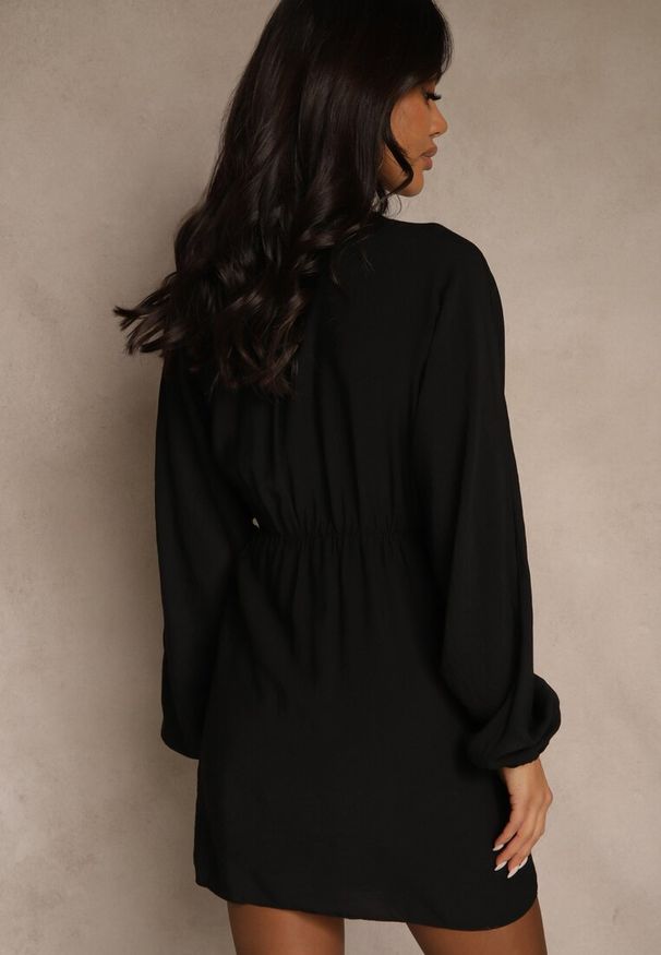 Renee - Czarna Kopertowa Sukienka z Wiskozy z Bufiastymi Rękawami Wiązana w Talii Anevra. Okazja: na co dzień. Typ kołnierza: dekolt w serek. Kolor: czarny. Materiał: wiskoza. Typ sukienki: kopertowe. Styl: casual