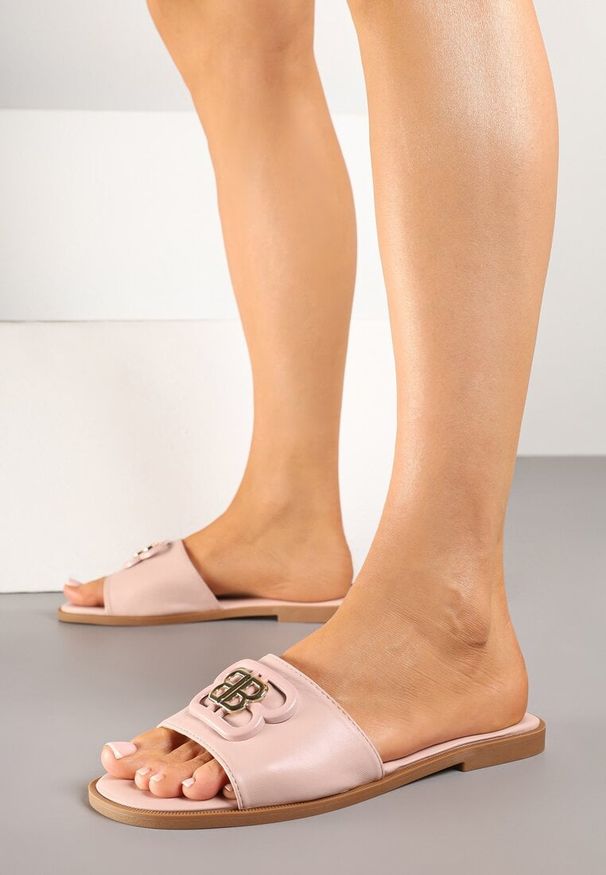 Renee - Różowe Klapki z Ozdobą na Pasku Ronimea. Kolor: różowy. Materiał: jeans. Wzór: aplikacja. Sezon: lato. Styl: klasyczny, elegancki