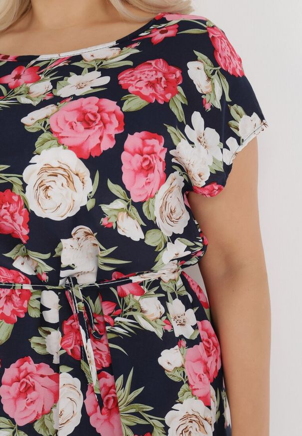 Born2be - Granatowa Sukienka Endiore. Okazja: na randkę, na ślub cywilny, na wesele. Kolekcja: plus size. Kolor: różowy. Wzór: nadruk, aplikacja, kwiaty. Typ sukienki: dla puszystych. Materiał: tkanina. Długość rękawa: krótki rękaw. Sezon: lato. Długość: midi