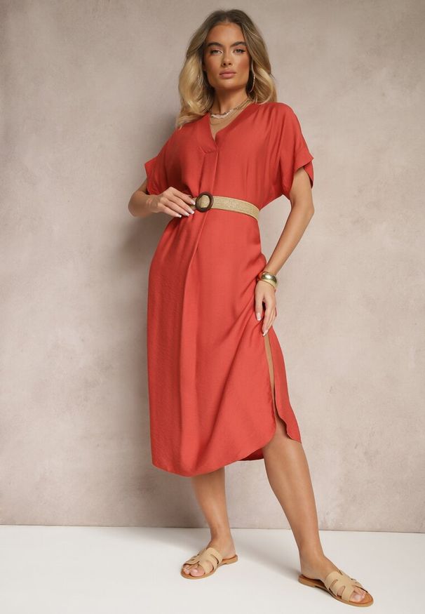 Renee - Czerwona Pudełkowa Sukienka z Wiskozy z Dekoltem V Paskiem i Rozcięciami po Bokach Soniloria. Okazja: na co dzień. Typ kołnierza: dekolt w kształcie V. Kolor: beżowy. Materiał: wiskoza. Typ sukienki: proste. Styl: casual