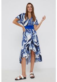 Answear Lab sukienka midi rozkloszowana. Kolor: niebieski. Materiał: tkanina. Długość rękawa: krótki rękaw. Typ sukienki: asymetryczne, rozkloszowane. Styl: wakacyjny. Długość: midi #3