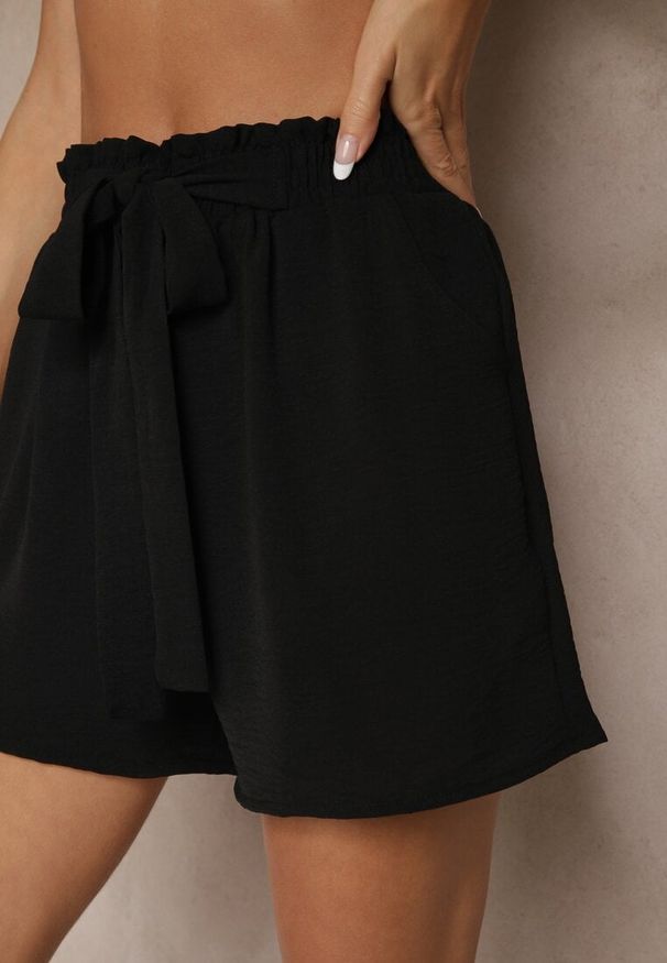Renee - Czarne Szorty High Waist z Ozdobnym Wiązaniem i Gumką w Pasie Mevalena. Okazja: na co dzień. Stan: podwyższony. Kolor: czarny. Styl: elegancki, casual