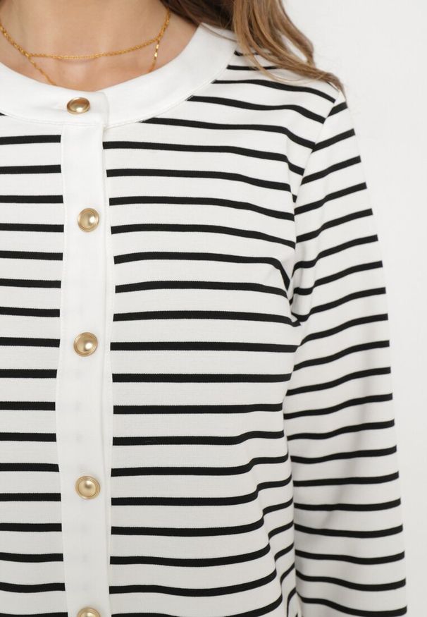 Born2be - Biały Kardigan z Ozdobnymi Guzikami w Paski Retaiva. Okazja: na co dzień. Kolor: biały. Materiał: jeans. Wzór: paski. Styl: casual, klasyczny