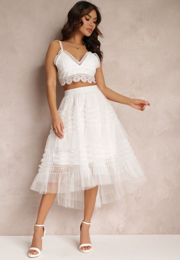 Renee - Biały Top Koronkowy Plusia. Typ kołnierza: dekolt w serek. Kolor: biały. Materiał: koronka. Długość rękawa: na ramiączkach. Wzór: ażurowy, aplikacja. Sezon: lato. Styl: elegancki