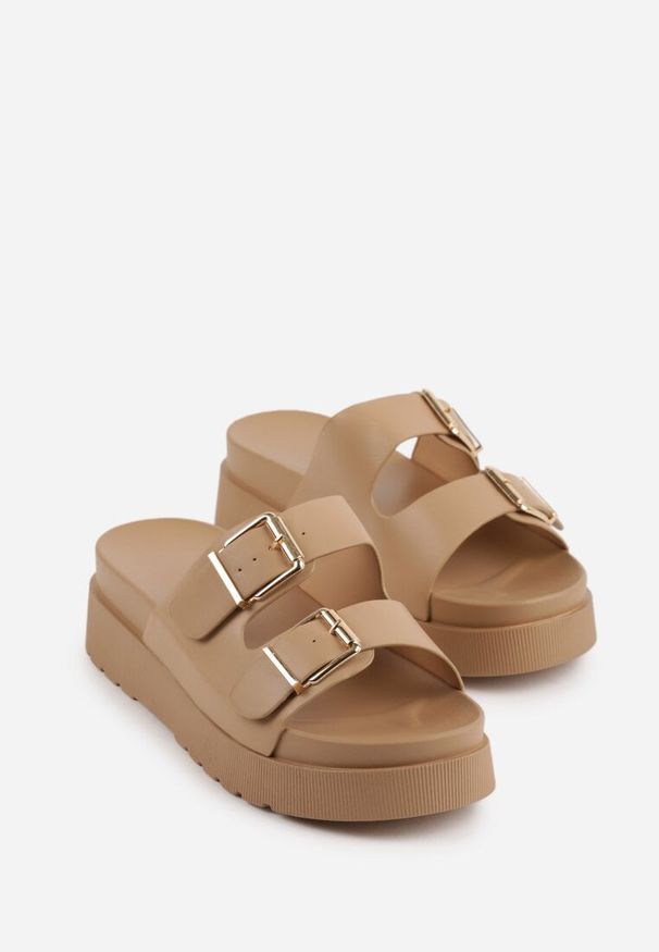 Renee - Ciemnobeżowe Klapki na Platformie Ozdobione Metalicznymi Klamrami Galisiphe. Okazja: na co dzień. Kolor: beżowy. Wzór: aplikacja. Sezon: lato. Obcas: na platformie. Styl: casual