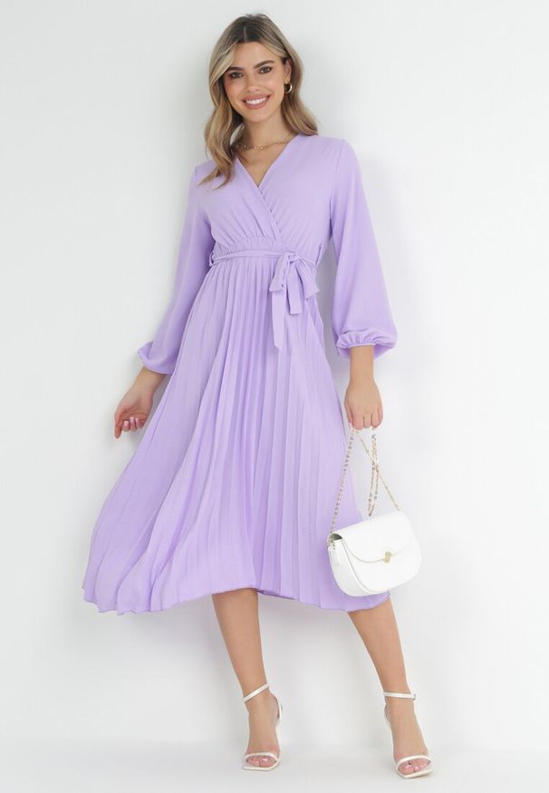 Born2be - Fioletowa Sukienka Mesyre. Okazja: na randkę, do pracy. Typ kołnierza: dekolt w kształcie V. Kolor: fioletowy. Materiał: materiał. Typ sukienki: kopertowe, plisowane. Długość: midi