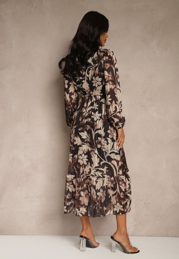 Renee - Czarna Sukienka o Rozkloszowanym Kroju z Wiązanym Paskiem i Metaliczną Nicią Nalimirae. Okazja: na co dzień. Typ kołnierza: dekolt w kształcie V. Kolor: czarny. Materiał: skóra, wiskoza, elastan. Styl: casual