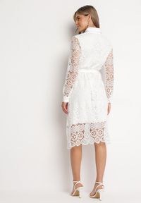 Born2be - Biała Koszulowa Rozkloszowana Sukienka Midi z Paskiem i Ozdobną Koronką oraz Guzikami Casuva. Okazja: na imprezę. Kolor: biały. Materiał: koronka. Wzór: koronka. Typ sukienki: koszulowe. Styl: klasyczny, elegancki, wizytowy. Długość: midi #4