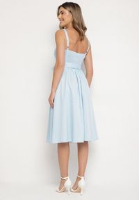 Born2be - Niebieska Sukienka z Wiskozą ze Wzorem Pasków Dolereia. Okazja: na co dzień. Kolor: niebieski. Materiał: wiskoza. Długość rękawa: na ramiączkach. Styl: casual, klasyczny. Długość: midi #4