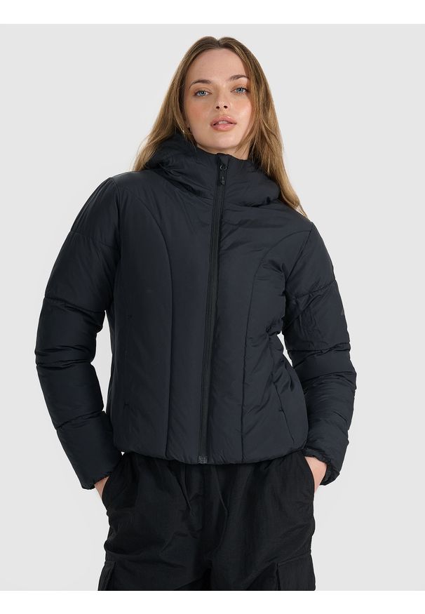 4f - 4F Kurtka puchowa z wypełnieniem syntetycznym damska - czarna XS. Okazja: na co dzień. Typ kołnierza: kołnierzyk stójkowy, kaptur. Kolor: czarny. Materiał: puch, syntetyk. Długość: długie. Styl: casual, klasyczny, sportowy