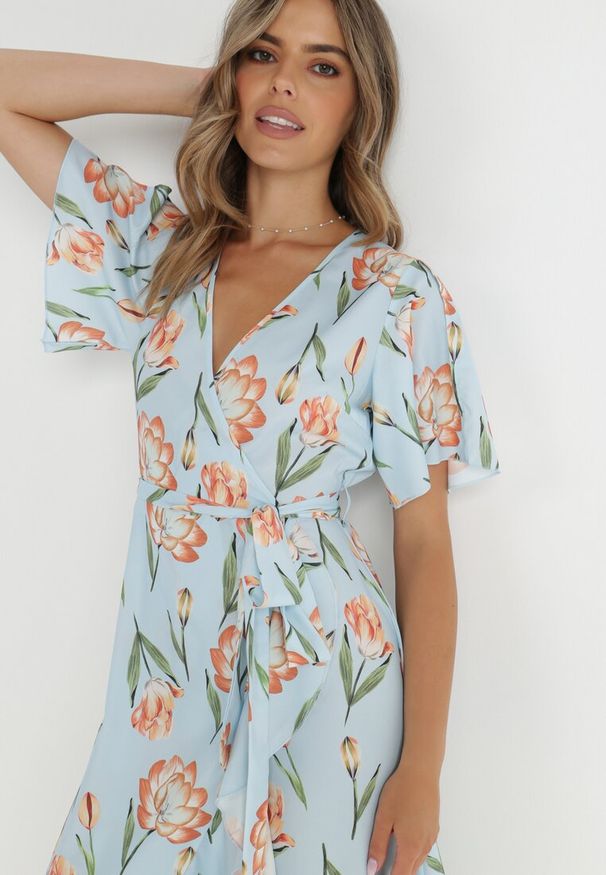 Born2be - Jasnoniebieska Sukienka Rirra. Typ kołnierza: dekolt w serek. Kolor: niebieski. Materiał: materiał. Wzór: nadruk, kwiaty. Typ sukienki: kopertowe. Długość: midi