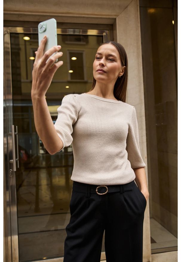 MOODO - Prążkowany sweter z bufiastymi rękawami beżowy. Kolor: beżowy. Materiał: prążkowany