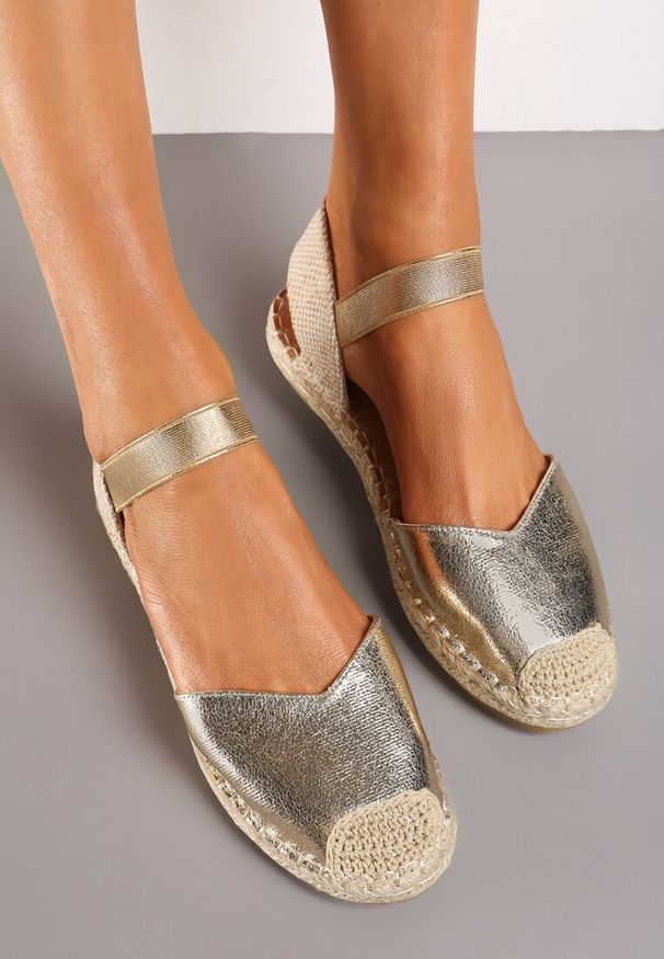 Renee - Złote Espadryle z Odkrytą Piętą Ozdobione Plecionką Nrtemisia. Okazja: na imprezę, na co dzień. Kolor: złoty. Materiał: jeans, len. Wzór: aplikacja. Sezon: lato, wiosna. Styl: elegancki, wakacyjny, casual