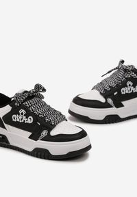 Renee - Czarne Sznurowane Sneakersy na Niskiej Platformie Ozdobione Naszywkami Pixila. Kolor: czarny. Wzór: aplikacja. Obcas: na platformie