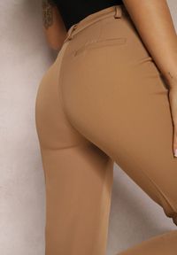Renee - Jasnobrązowe Spodnie Garniturowe Amarilis. Kolor: brązowy. Styl: klasyczny #2