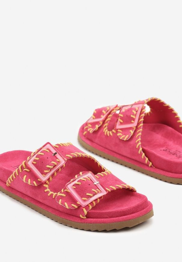 Born2be - Fuksjowe Klapki z Imitacji Zamszu z Paskami z Klamrami Zdobionymi Przeszyciami Nalisha. Okazja: na co dzień. Kolor: różowy. Materiał: zamsz. Wzór: aplikacja. Obcas: na płaskiej podeszwie. Styl: klasyczny, elegancki, casual