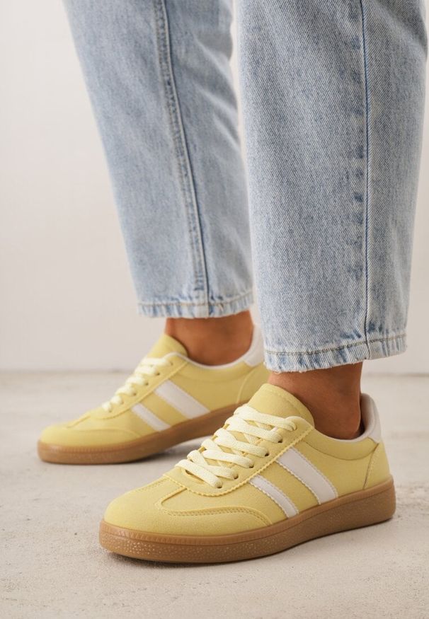 Renee - Żółte Sneakersy Typu Tenisówki Ozdobione Paskami po Bokach Fefia. Okazja: na co dzień. Zapięcie: pasek. Kolor: żółty. Materiał: jeans. Wzór: aplikacja. Sezon: wiosna