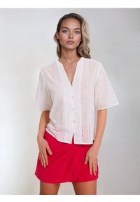 Sinsay - Koszulowa ażurowa bluzka z bawełny - biały. Kolor: biały. Materiał: bawełna. Wzór: ażurowy #1