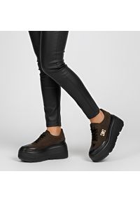 Sneakersy damskie Armodo, skórzane zamszowe na wysokiej platformie z miękkimi wkładkami, czekoladowo-czarne, N1233-340-1007. Okazja: na co dzień. Kolor: brązowy. Materiał: skóra, zamsz. Szerokość cholewki: normalna. Obcas: na platformie. Styl: casual, elegancki #9