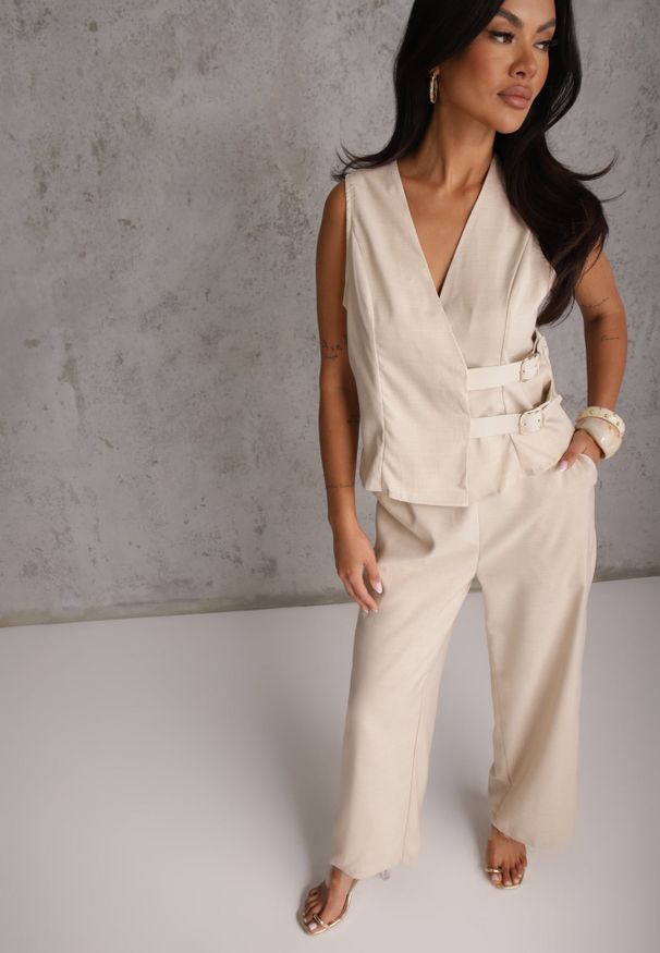 Renee - Jasnobeżowy Komplet Garniturowy Spodnie Wide Leg i Kamizelka z Paskami z Klamrami Sartora. Kolor: beżowy