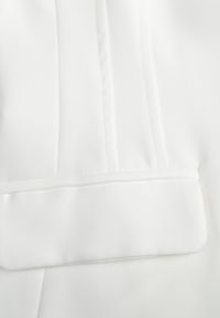 Born2be - Biała Taliowana Marynarka VICES z Usztywnianymi Ramionami Vivilise. Okazja: do pracy, na co dzień, na spotkanie biznesowe. Typ kołnierza: golf. Kolor: biały. Materiał: jeans, poliester. Wzór: gładki. Styl: elegancki, biznesowy, casual #3