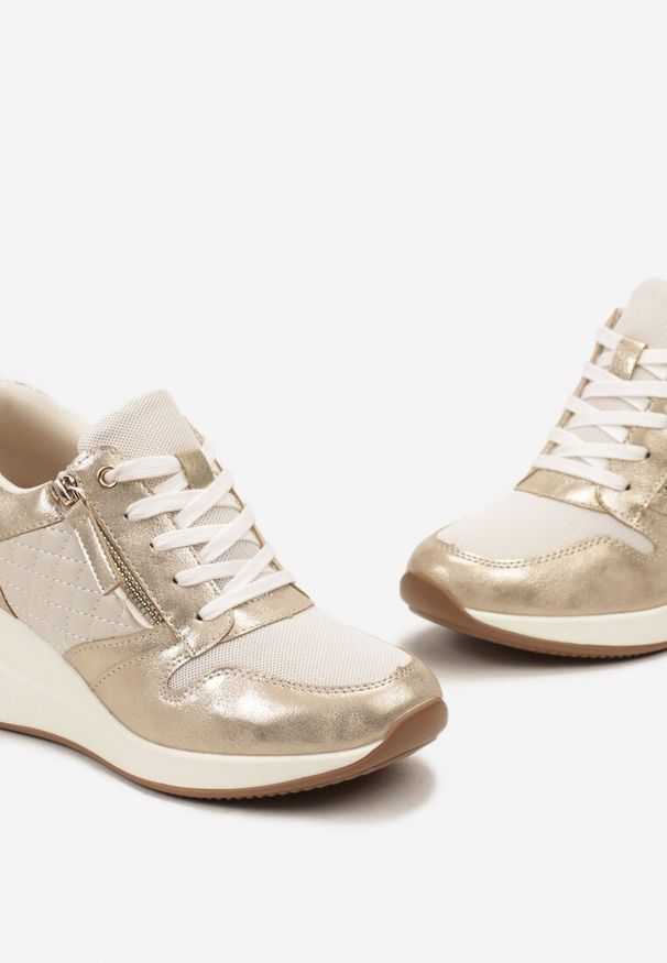 Renee - Złote Sneakersy Thessiore. Zapięcie: zamek. Kolor: złoty. Materiał: materiał. Wzór: aplikacja. Obcas: na koturnie