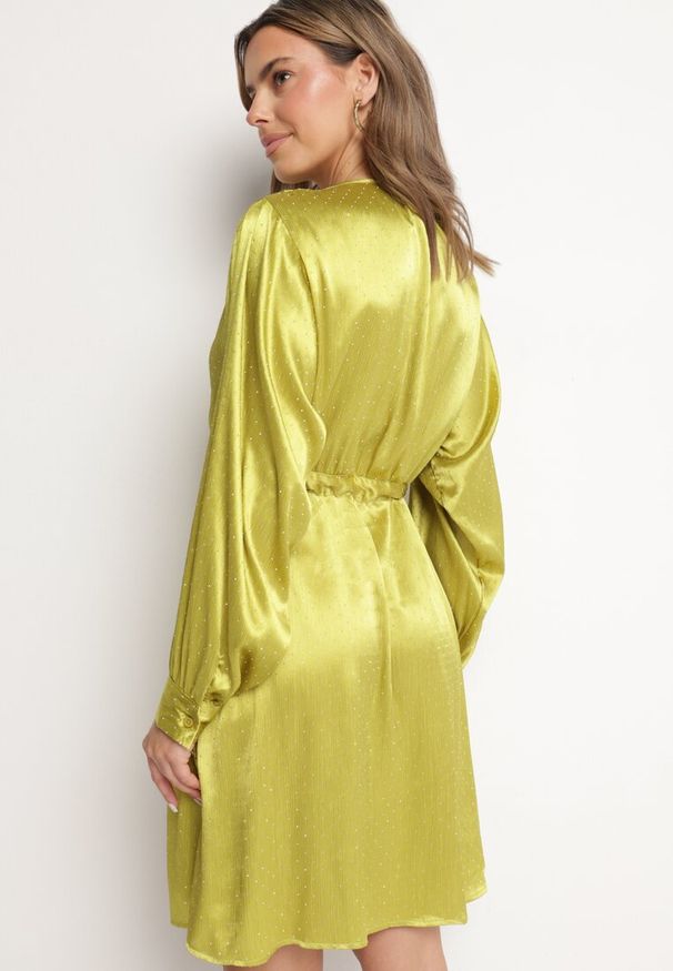 Born2be - Zielona Satynowa Sukienka Koszulowa z Paskiem i Cyrkoniami Poledia. Okazja: na imprezę. Kolor: zielony. Materiał: satyna. Wzór: aplikacja. Typ sukienki: koszulowe