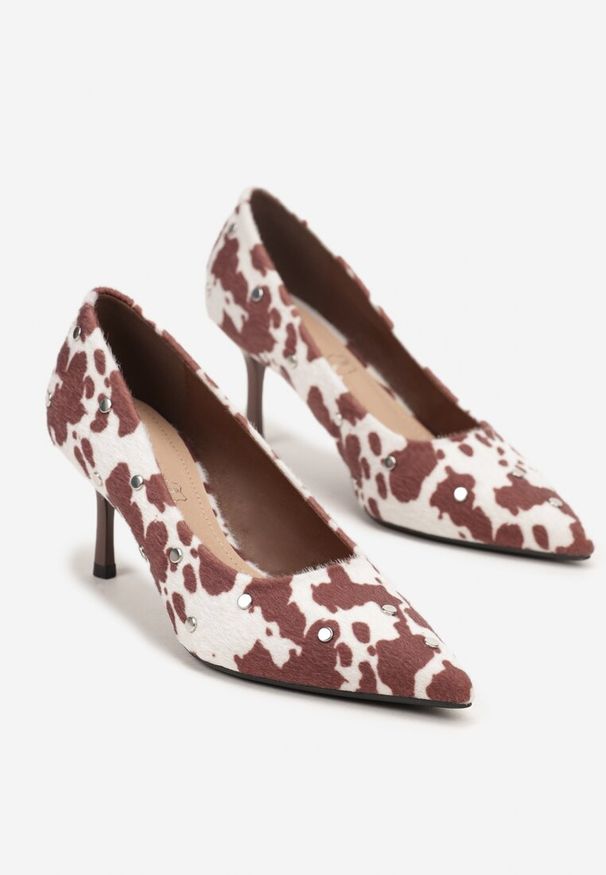 Born2be - Brązowe Czółenka na Szpilce Vices w Krowie Łaty ze Skórzaną Wkładką Ozdobione Ćwiekami i Klamrą Rilisea. Okazja: na co dzień. Zapięcie: klamry. Kolor: brązowy. Materiał: skóra. Wzór: aplikacja. Obcas: na szpilce. Styl: klasyczny, casual, elegancki