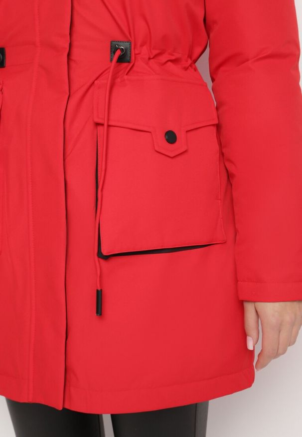 Born2be - Czerwona Kurtka Parka z Kapturem Kieszeniami i Ściągaczem w Talii Ravissia. Okazja: na co dzień, na spacer. Typ kołnierza: kaptur. Kolor: czerwony. Materiał: jeans. Styl: elegancki, klasyczny, casual