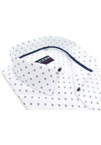 Modini - Biała koszula męska z krótkim rękawem w granatowy wzór MK28. Kolor: biały, wielokolorowy, niebieski. Materiał: bawełna, poliester, tkanina. Długość rękawa: krótki rękaw. Długość: krótkie. Styl: klasyczny #1